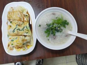 un tavolo con un piatto di cibo e una ciotola di zuppa di EMi Hotel Guangzhou International Convention and Exhibition Center Guangzhou Tower Branch a Canton