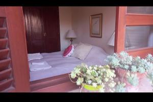 Un dormitorio con una litera con flores. en Mi habitación en Salta cerca de todo ! en Salta