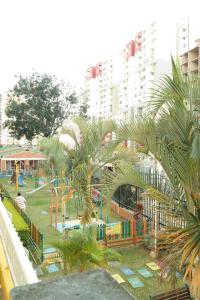 een park met een speeltuin met palmbomen voor een gebouw bij Apto y PH amplios, 3 a 4 alcobas, vista y turismo - Cacique in Bucaramanga