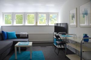 ein Wohnzimmer mit Sofa und Tisch in der Unterkunft Haus am Bach in Schwäbisch Gmünd