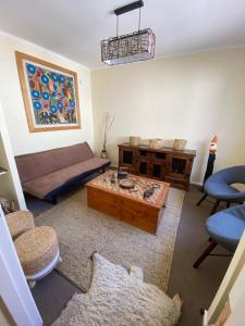 a living room with a couch and a coffee table at Hermosa Casa en buen barrio residencial in Castro