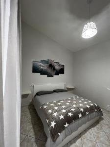 - une chambre avec un lit et une peinture murale dans l'établissement DR HOUSE, à Airola
