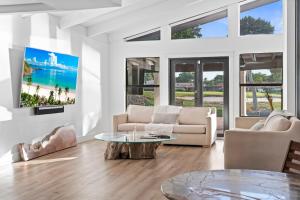 a living room with a couch and a table at Lakeside Oasis Pool Sauna and Golf in Miami L40 in Hialeah