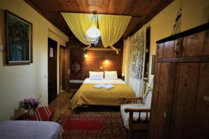 sypialnia z dużym łóżkiem w pokoju w obiekcie Lydia Lithos Mountain Resort w mieście Metamorfosi