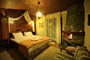 Postel nebo postele na pokoji v ubytování Lydia Lithos Mountain Resort