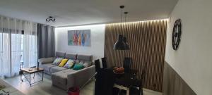 a living room with a couch and a table at Apartamento en l'Escala in L'Escala