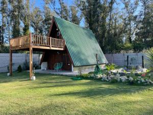 a small house with a deck on a yard at Cabañas abuelo pepe in Necochea