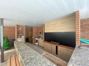 - un salon avec une grande télévision à écran plat dans l'établissement Cabañas abuelo pepe, à Necochea