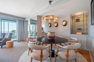 Posezení v ubytování Luxury Oceanfront at Reid's Gardens