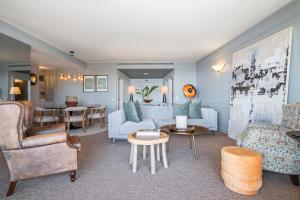 Posezení v ubytování Luxury Oceanfront at Reid's Gardens