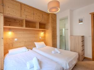 een slaapkamer met 2 bedden en witte lakens bij Appartement Morzine, 4 pièces, 6 personnes - FR-1-754-23 in Morzine