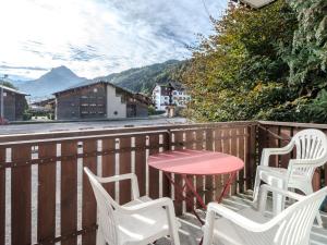 a table and four chairs on a balcony with a view at Appartement Morzine, 4 pièces, 6 personnes - FR-1-754-23 in Morzine