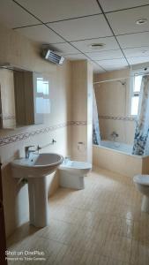 Un baño con lavabo, inodoro y bañera. en Apartament Amèrica, en Amposta 13 fotos más