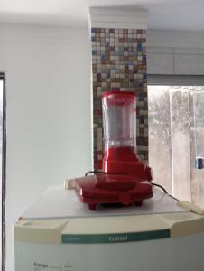 a red blender sitting on top of a box at Apartamento Flat in Anápolis