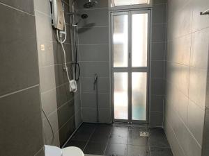 een badkamer met een douche en een raam bij Menara Arina Uniti in Kuala Lumpur