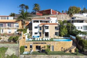 z góry widok na dom z basenem w obiekcie Villa Canela w mieście Sauzal