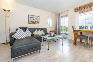 a living room with a black couch and a table at Altstadttor 5 in Westerland