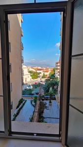 una ventana con vistas a una calle de la ciudad en Appartamento familiare di Toni, en Shkodër