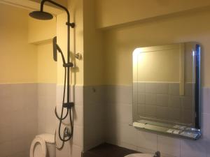 芭達雅南區的住宿－GUNG Apartment，带淋浴、卫生间和镜子的浴室