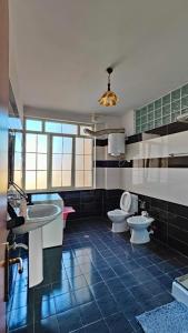 - Baño con 2 lavabos y 2 aseos en Appartamento familiare di Toni, en Shkodër