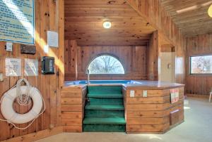 jacuzzi en una habitación de madera con escaleras en Cedar Village Condominiums en Beech Mountain