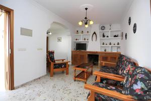sala de estar con sofá y chimenea en Villa Familiar con piscina privada y Jardin, en Conil de la Frontera