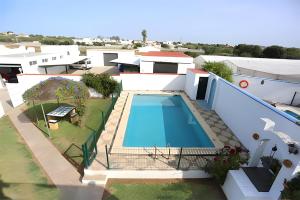 una vista aérea de una piscina en una casa en Villa Familiar con piscina privada y Jardin, en Conil de la Frontera