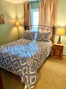 1 dormitorio con cama y ventana en Bretton Woods Townhome, Views, 1Gig WiFi, Spacious, en Bretton Woods