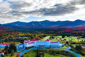 eine Luftansicht eines Resorts mit Bergen im Hintergrund in der Unterkunft Bretton Woods Townhome, Views, 1Gig WiFi, Spacious in Bretton Woods
