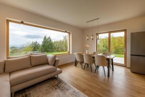 un soggiorno con divano e tavolo con sedie di Styria Estate, near Terme Olimia Spa Resort a Podplat