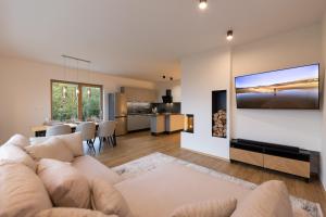 un soggiorno con divano e TV a parete di Styria Estate, near Terme Olimia Spa Resort a Podplat