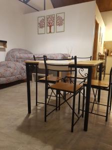 una mesa y sillas en una habitación con sofá en en patagonia... en Trevelín