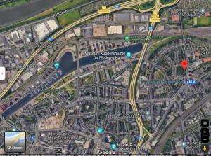 um mapa de uma cidade com um ponto vermelho em City Apartment Duisburg Netflix &Wlan & Kingsize Bett & Big TV & Central em Duisburg