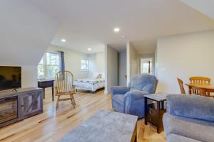 sala de estar con sofá y TV en Sun-Dappled Retreat - Walk to Wickaboag Lake!, en West Brookfield