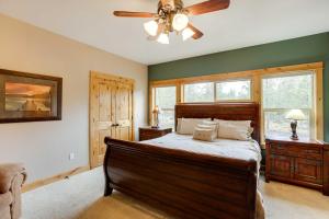 Katil atau katil-katil dalam bilik di Private Pool and Hot Tub Sunriver Retreat! +34 gambar