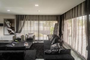 sala de estar con sofá y mesa en Cabeço - Luxury House and Living, en Monte Redondo