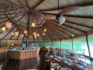 Um restaurante ou outro lugar para comer em Juma Amazon Lodge
