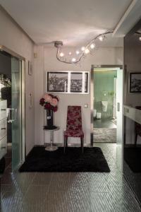 una habitación con una silla y un jarrón de flores en Cabeço - Luxury House and Living, en Monte Redondo