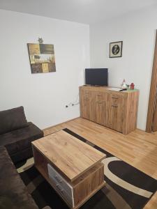 uma sala de estar com um sofá e uma mesa de centro em Šumor šume - Tara em Kaludjerske Bare