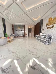 a lobby with a marble floor and a large room at فيوبارك للشقق الفندقية in Al Hofuf