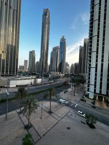 uma cidade com edifícios altos e uma rua com palmeiras em Forte Downtown Dubai em Dubai