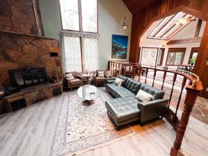 een woonkamer met een bank en een open haard bij Cityside Big Mountain Lodge in Whitefish
