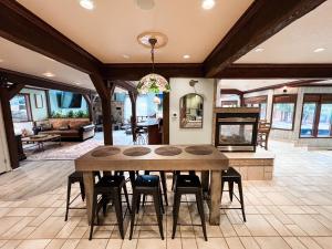 een grote eetkamer met een tafel en stoelen bij Cityside Big Mountain Lodge in Whitefish