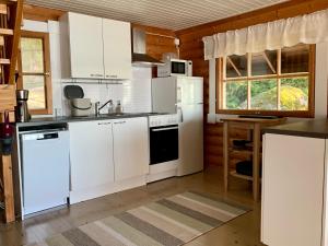 A kitchen or kitchenette at Kesäpesä