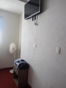 esquina de una habitación con TV en la pared en MARANATHA, en El Ñuro