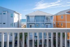Blick auf den Strand vom Balkon einer Eigentumswohnung in der Unterkunft Fresh and Salty in Carolina Beach