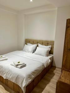 Un pat sau paturi într-o cameră la Plovdiv center apartments 1