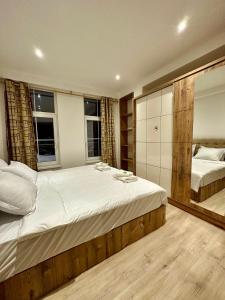 Un pat sau paturi într-o cameră la Plovdiv center apartments 1