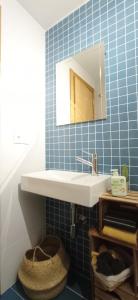 uma casa de banho com um lavatório e um espelho em Twin Room in shared Apartment em Cee
