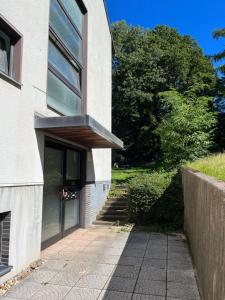 a building with a walkway in front of it at Cronenberger Apartment mit Garten - kontaktloses Einchecken, Netflix, Kingsize-Bett in Wuppertal